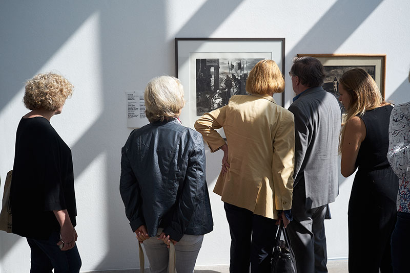 Des spectacteurs regardent une oeuvre de Prinz Gholam, Documenta, Cassel, 2019