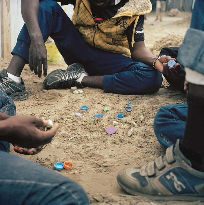 Des jeunes Soudanais jouent au dala, Jungle de Calais, 9 mai 2016