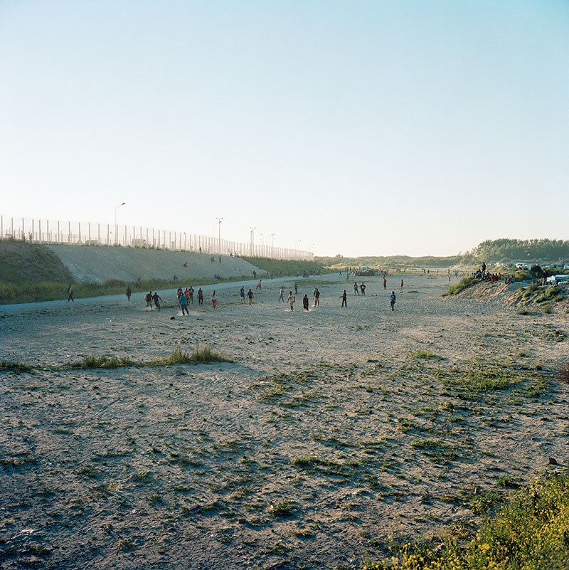 Une partie de football dans la zone des cent mètres comme à chaque fin de journée, Jungle de Calais, 11 octobre 2016