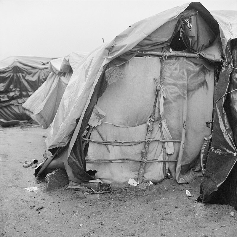 Une cabane le matin pendant que ses occupants dorment, Jungle de Calais, 22 février 2016