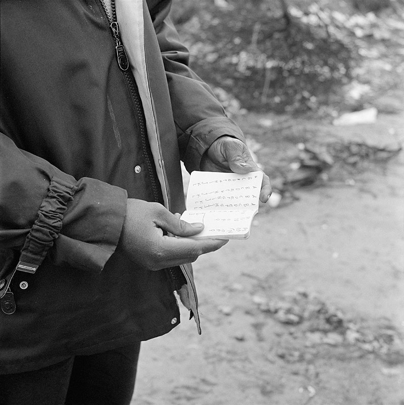 Un homme nommé Abdou me présente son carnet de français 

sur le chemin de l’école laïque du chemin des Dunes, Jungle de Calais, 7 mars 2016
