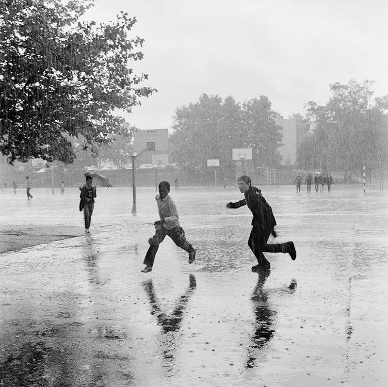 Des collégiens courent sous une pluie d’été, cité scolaire Jean-Jaurès, Montreuil, 2009